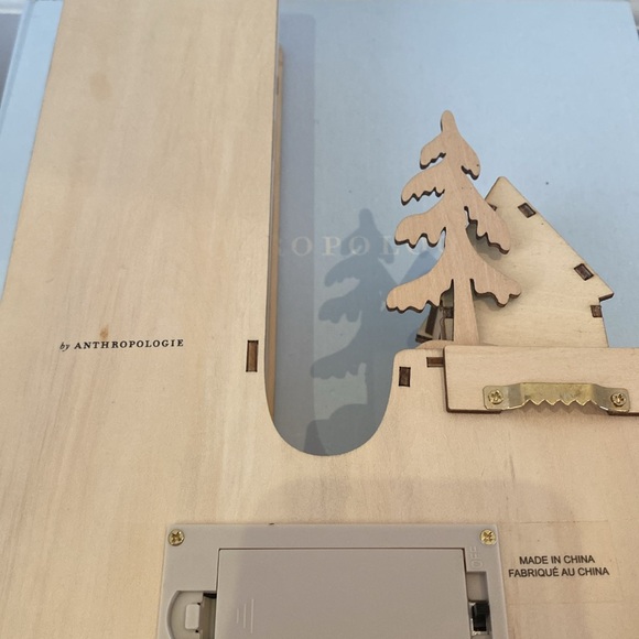 Wonderland Scene Monogram “J” - Picture 3 of 3